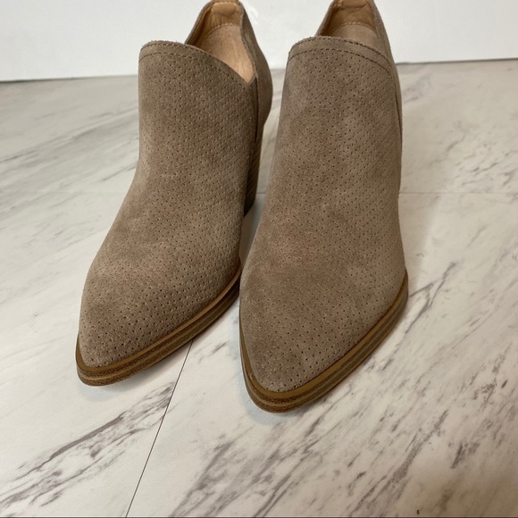 New! Marc Fisher Dalar Perforated Suede Tan Bootie 5M - Picture 9 of 11